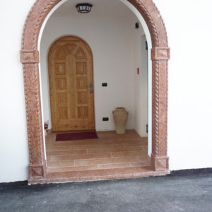 Portale ad arco con decorazione a treccia - Rif. 065